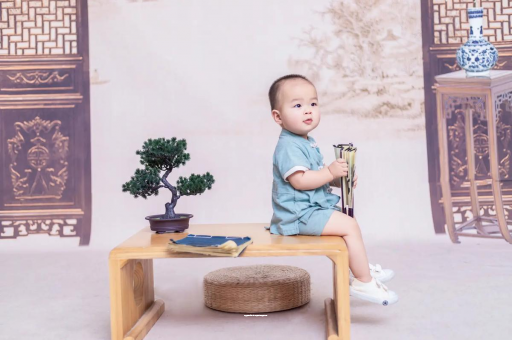 乐陵女宝宝换尿布